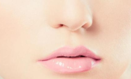 口紅雨衣用完會油么？紙巾抿一下不會油