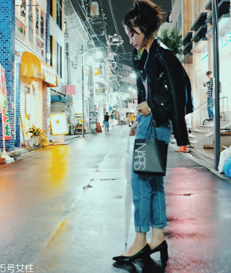 牛仔褲可以配籃球鞋嗎？打造活力運(yùn)動(dòng)范兒