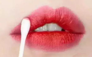 口紅雨衣能和唇蜜一起用嗎？一起用會殘妝