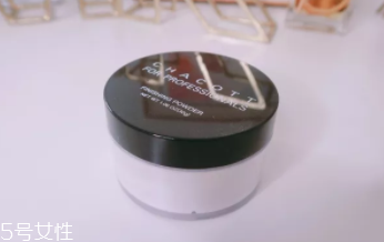 蜜粉能用在嘴唇上嗎？打造啞光唇妝