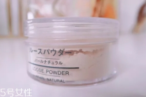 蜜粉能用在嘴唇上嗎？打造啞光唇妝