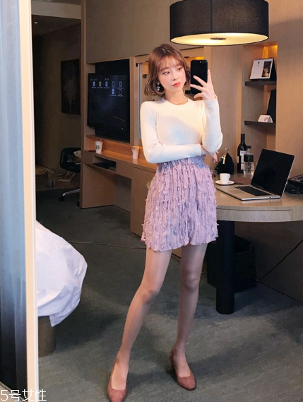 白色針織衫怎么搭配？今年開(kāi)春這樣穿