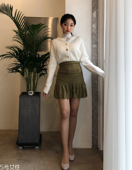 白色針織衫怎么搭配？今年開春這樣穿
