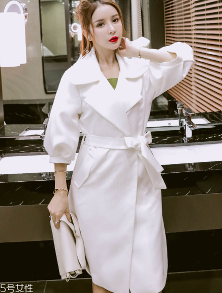 2022年流行風衣有哪些款式？這幾款都是必備款