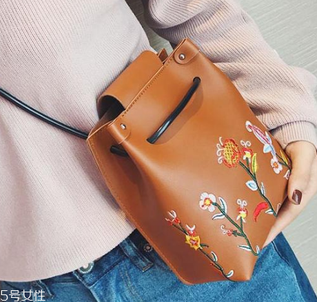 迷你包包什么款式好看？時髦精都在拎它