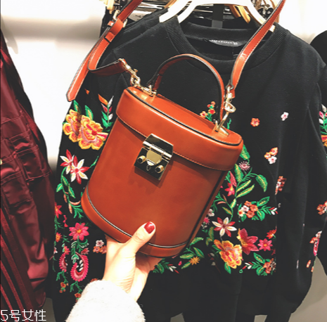 迷你包包什么款式好看？時髦精都在拎它