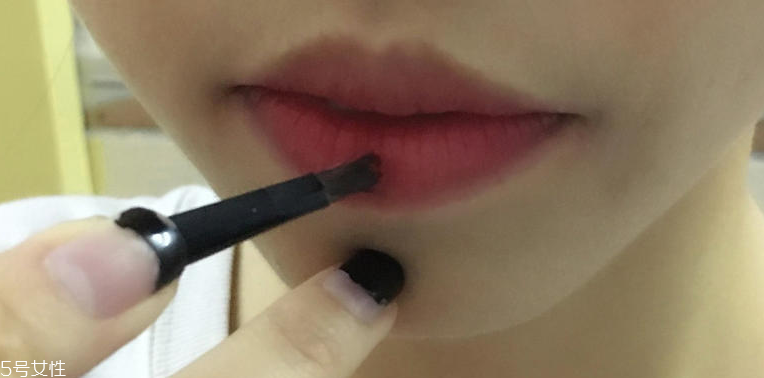 霧唇妝畫(huà)法圖解 5步打造甜美霧面唇妝