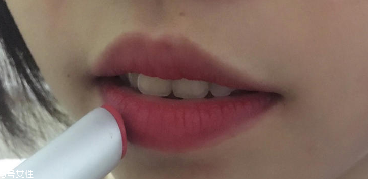 霧唇妝畫(huà)法圖解 5步打造甜美霧面唇妝