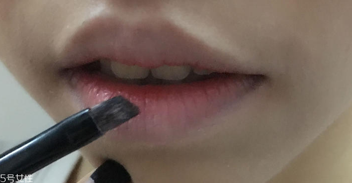 霧唇妝畫(huà)法圖解 5步打造甜美霧面唇妝