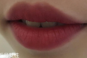 霧唇妝畫(huà)法圖解 5步打造甜美霧面唇妝