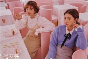紫色針織衫怎么搭配？開春穿出浪漫甜美氣息
