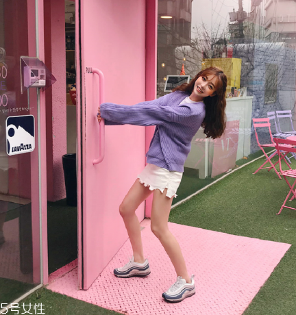 紫色針織衫怎么搭配？開春穿出浪漫甜美氣息