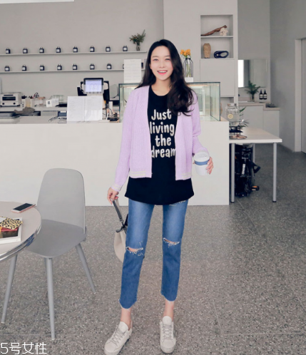 紫色針織衫怎么搭配？開春穿出浪漫甜美氣息