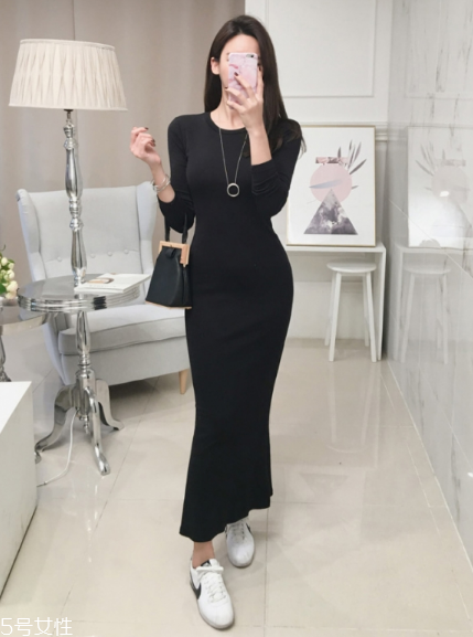 黑色針織連衣裙配什么鞋子？微胖女生也能駕馭