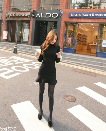 黑色針織連衣裙配什么鞋子？微胖女生也能駕馭