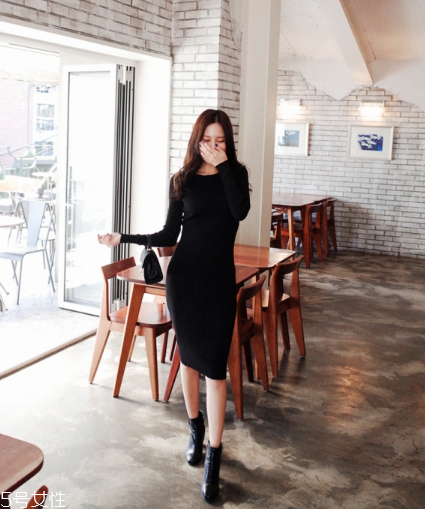 黑色針織連衣裙配什么鞋子？微胖女生也能駕馭