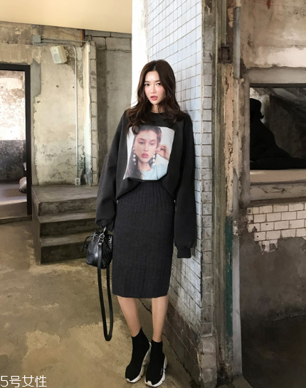 黑色針織裙配什么上衣好看？小女人溫柔氣質(zhì)盡顯