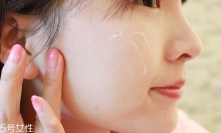 睡眠面膜過夜好不好？對(duì)于油皮是災(zāi)難