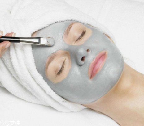 敷完面膜不洗臉會怎么樣？粉刺悶痘毛孔堵塞