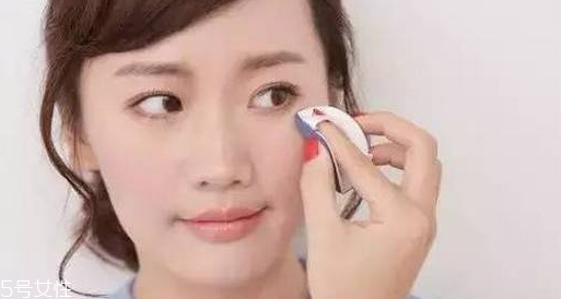 氣墊卡粉浮粉怎么辦？上妝方式換一換