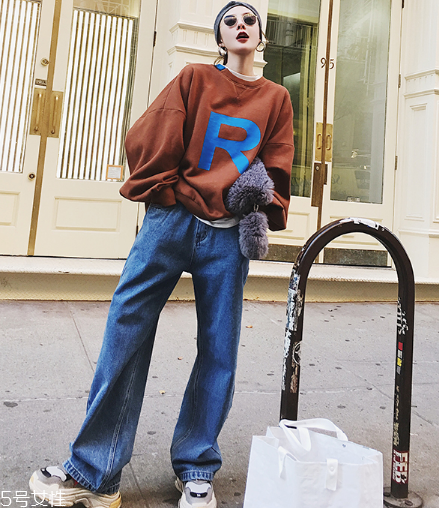 牛仔褲有油漬怎么清洗？巧用面粉來(lái)化解