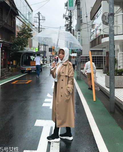 風(fēng)衣搭配什么鞋子？早春美出新高度