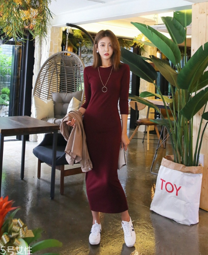 紅色針織連衣裙怎么搭配？氣質女神就是你