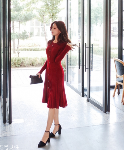 紅色針織連衣裙怎么搭配？氣質女神就是你
