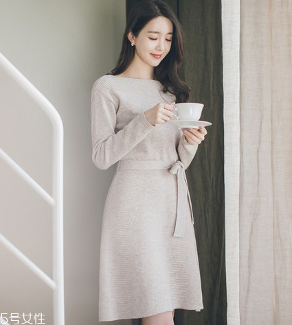 紅色針織連衣裙怎么搭配？氣質女神就是你