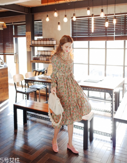 碎花連衣裙搭配什么鞋子？玩轉(zhuǎn)復(fù)古甜美