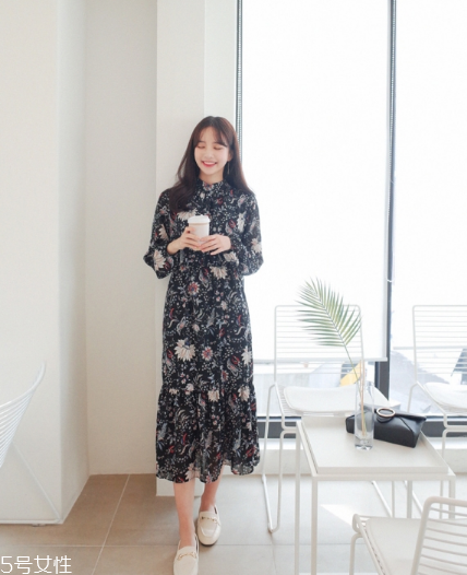 碎花連衣裙搭配什么鞋子？玩轉(zhuǎn)復(fù)古甜美
