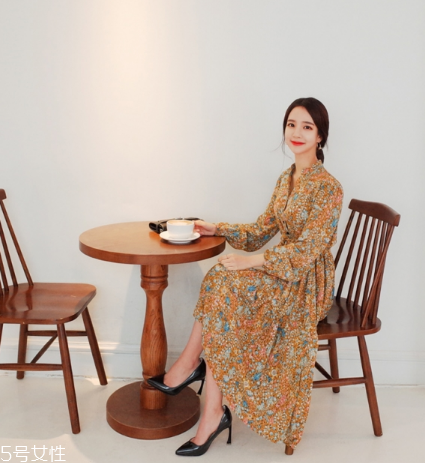 碎花連衣裙搭配什么鞋子？玩轉(zhuǎn)復(fù)古甜美