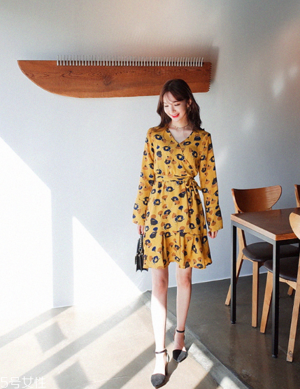 碎花連衣裙搭配什么鞋子？玩轉(zhuǎn)復(fù)古甜美