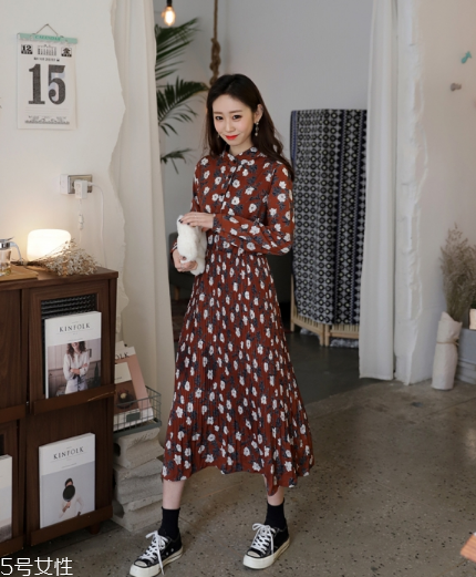 碎花連衣裙搭配什么鞋子？玩轉(zhuǎn)復(fù)古甜美