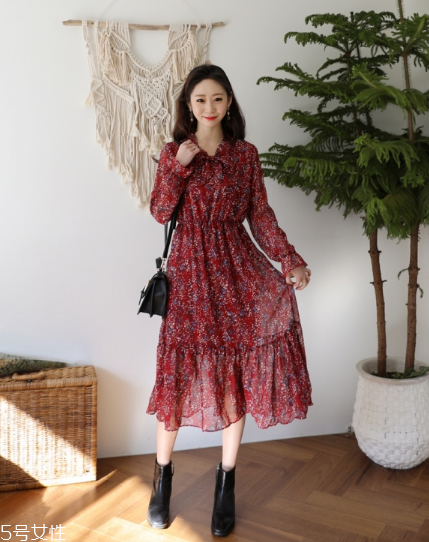碎花連衣裙搭配什么鞋子？玩轉(zhuǎn)復(fù)古甜美