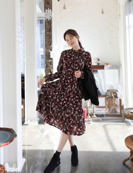 碎花連衣裙搭配什么鞋子？玩轉(zhuǎn)復(fù)古甜美