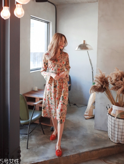 碎花連衣裙搭配什么鞋子？玩轉(zhuǎn)復(fù)古甜美