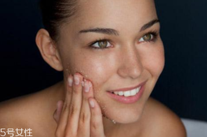 痘痘肌可以去角質(zhì)嗎？不嚴(yán)重時(shí)可以去角質(zhì)