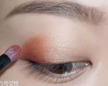 棕色眼影怎么畫(huà)好看？作為最后的暈染色