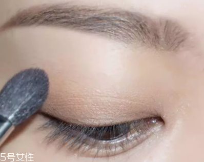 棕色眼影怎么畫(huà)好看？作為最后的暈染色