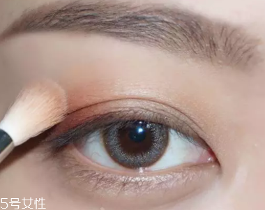 棕色眼影怎么畫(huà)好看？作為最后的暈染色