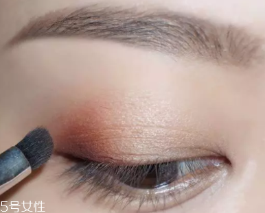 棕色眼影怎么畫(huà)好看？作為最后的暈染色