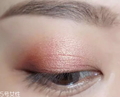棕色眼影怎么畫(huà)好看？作為最后的暈染色