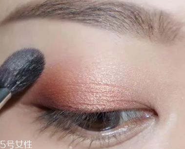 棕色眼影怎么畫(huà)好看？作為最后的暈染色