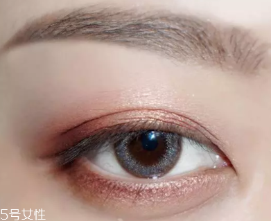 棕色眼影怎么畫(huà)好看？作為最后的暈染色