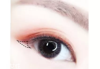棕色眼影怎么畫(huà)好看？作為最后的暈染色