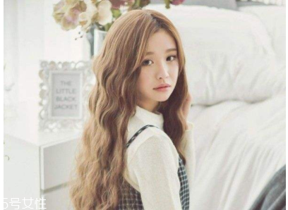 臉大適合什么發(fā)型？微卷波波頭是大臉福音