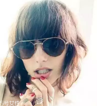 臉大適合什么發(fā)型？微卷波波頭是大臉福音