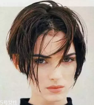 臉大適合什么發(fā)型？微卷波波頭是大臉福音