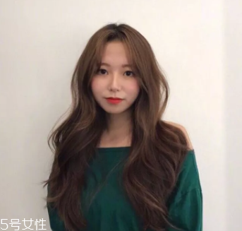 臉大適合什么發(fā)型？微卷波波頭是大臉福音